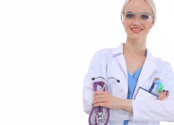 Portret van een vrouwelijke arts die tegen een geïsoleerde witte achtergrond staat. Vrouwelijke dokter. — Stockfoto