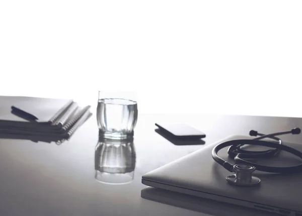Laptop com pilha de pastas na mesa sobre fundo branco — Fotografia de Stock