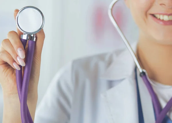 Médico sonriente mujer con estetoscopio en el hospital — Foto de Stock