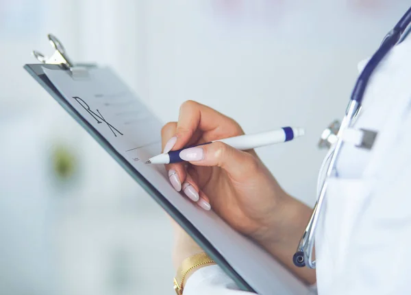 여성 의사는 빈 처방전 서류를 가지고 있다. 사무실 병원 — 스톡 사진