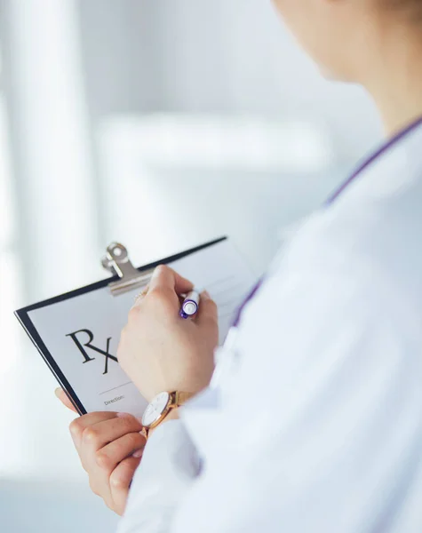 Une femme médecin détient un document d'ordonnance vierge. bureau Hôpital — Photo
