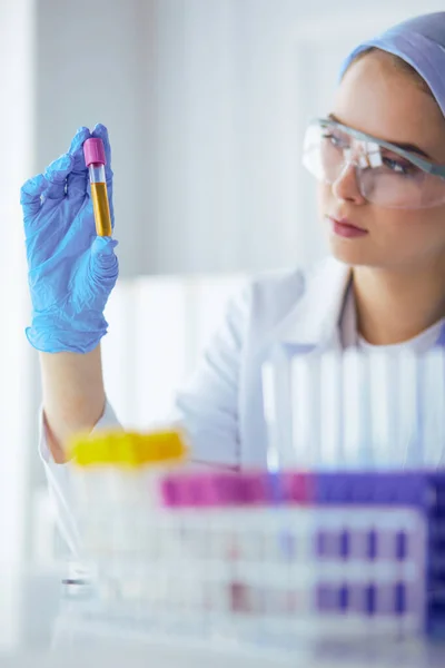 Laboratorieassistent kvinna analysera ett blodprov — Stockfoto