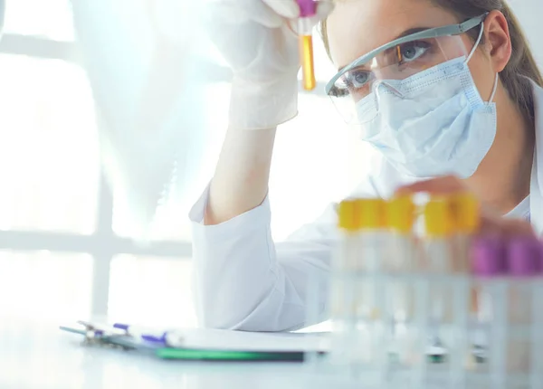 Retrato de una asistente de laboratorio bastante femenina analizando una muestra de sangre en el hospital — Foto de Stock