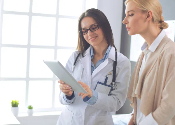 Doctor y paciente discutiendo algo mientras están sentados en la mesa. Concepto de medicina y salud — Foto de Stock