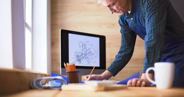 Arquiteto trabalhando na mesa de desenho no escritório — Fotografia de Stock