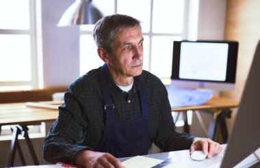 Ofisteki çizim masasında çalışan mimar