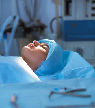 Modern klinikteki ameliyathane.