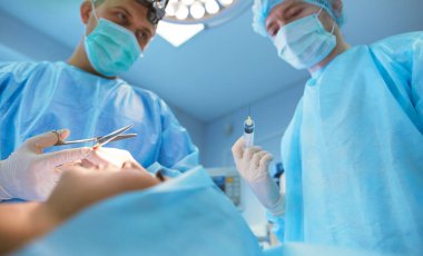 Ameliyathanede çalışan bir cerrah.