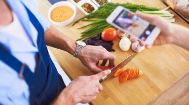 Adam ev mutfağında lezzetli ve sağlıklı yemekler hazırlıyor.