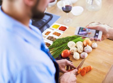 Adam ev mutfağında lezzetli ve sağlıklı yemekler hazırlıyor.