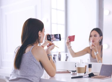 Ayna önünde akıllı telefon ile makyaj eğitimi filme Güzellik blogger