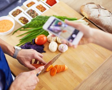 Adam ev mutfağında lezzetli ve sağlıklı yemekler hazırlıyor.