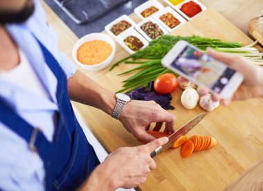 Adam ev mutfağında lezzetli ve sağlıklı yemekler hazırlıyor.