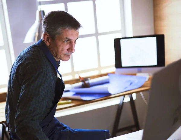 Architect werkt aan tekentafel in kantoor — Stockfoto