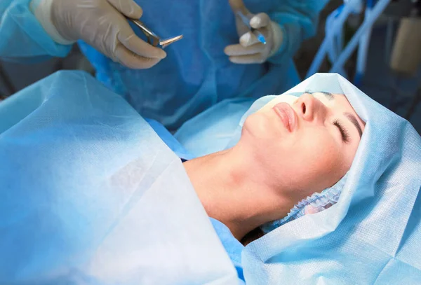Male surgeon on background in operation room — Stock Photo, Image