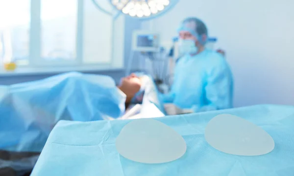 Homem cirurgião no trabalho na sala de cirurgia — Fotografia de Stock