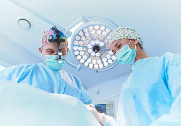 Chirurg bei der Arbeit im OP — Stockfoto