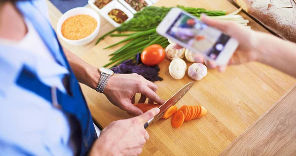 Uomo che prepara cibo delizioso e sano nella cucina di casa — Foto Stock