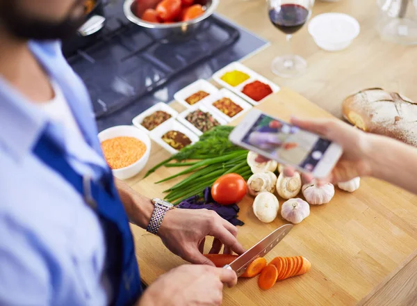 Mann bereitet leckeres und gesundes Essen in der heimischen Küche zu — Stockfoto