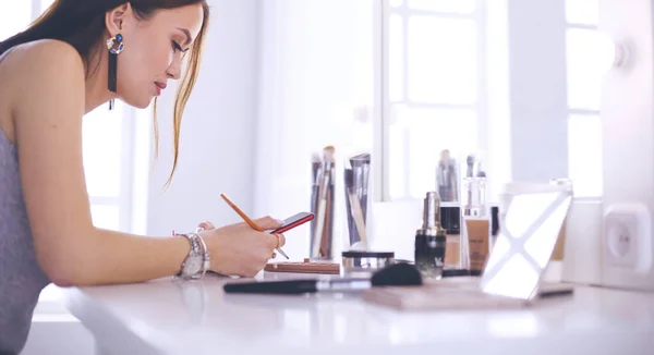 Mujer joven hermosa chica con el pelo rizado y maquillaje. hermosa mujer hacer autorretrato a ti mismo por teléfono —  Fotos de Stock