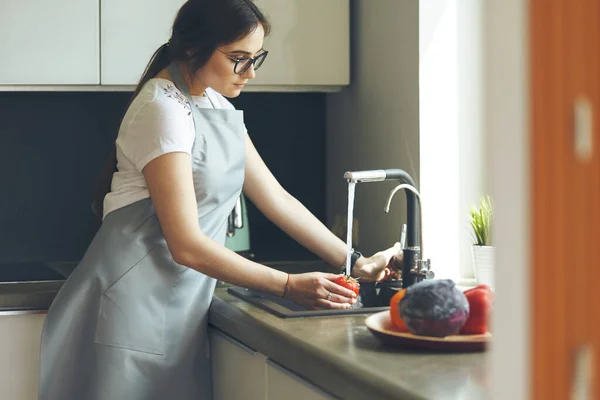 Красива жінка смачна і здорова їжа на домашній кухні — стокове фото