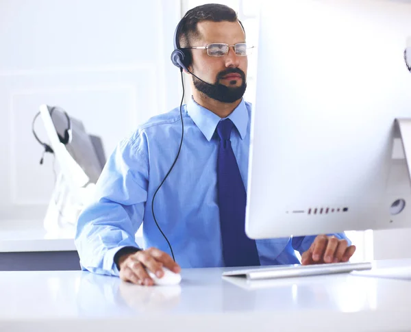 Empresário no escritório no telefone com fone de ouvido, Skype — Fotografia de Stock