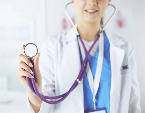 Médico sonriente mujer con estetoscopio en el hospital — Foto de Stock