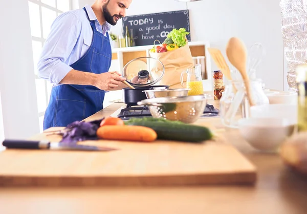 Man bereidt heerlijk en gezond eten in de huiskeuken — Stockfoto