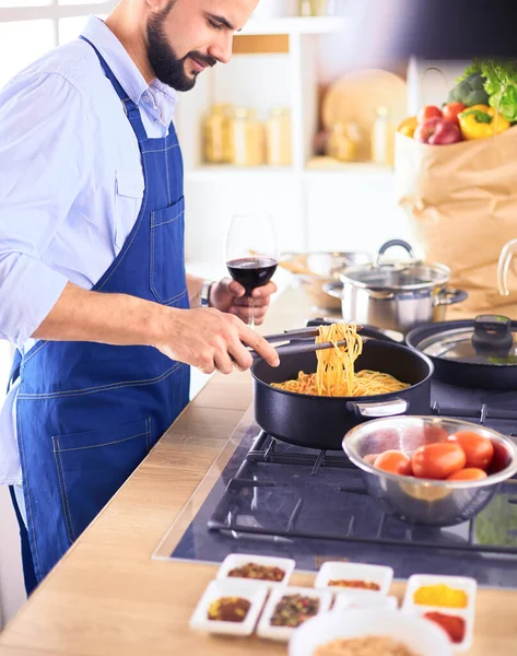 Man preparing delicious and healthy food in the home kitchen — Stock Photo, Image