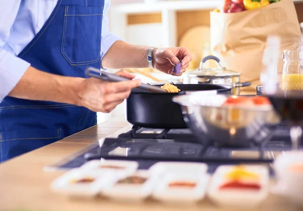 Mann bereitet leckeres und gesundes Essen in der heimischen Küche zu — Stockfoto