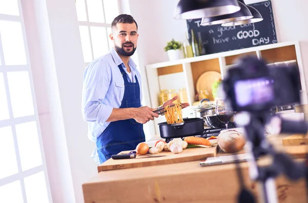 Adam ev mutfağında lezzetli ve sağlıklı yemekler hazırlıyor.