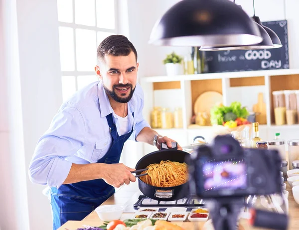 Man bereidt heerlijk en gezond eten in de huiskeuken — Stockfoto