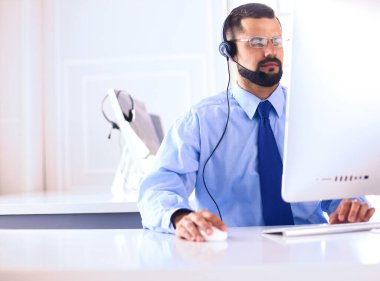 Ofisteki iş adamı telefonda kulaklıkla konuşuyor, Skype