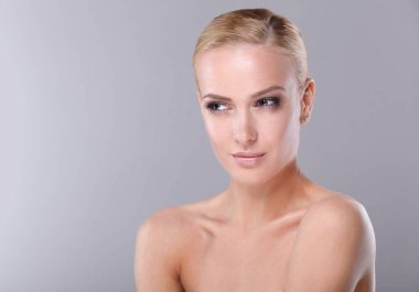 Güzel genç kadın portresi, ofiste oturuyor..