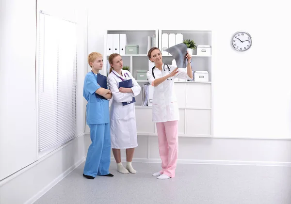 Man surgeon at work in operating room — Stock Photo, Image