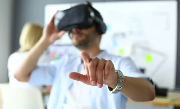 Jeune programmeur de logiciels masculins testant une nouvelle application avec des lunettes de réalité virtuelle 3d au bureau. — Photo