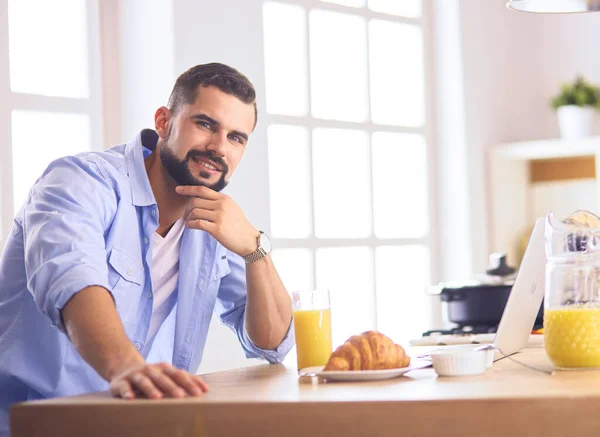 Mann bereitet leckeres und gesundes Essen in der heimischen Küche zu — Stockfoto