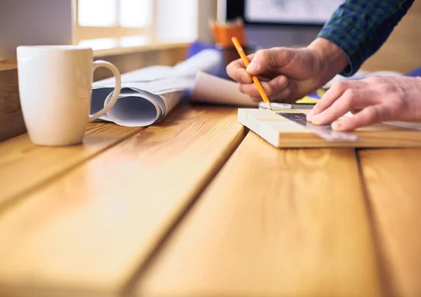 Architekt arbeitet im Büro am Reißbrett — Stockfoto