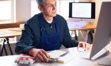 Ofisteki çizim masasında çalışan mimar