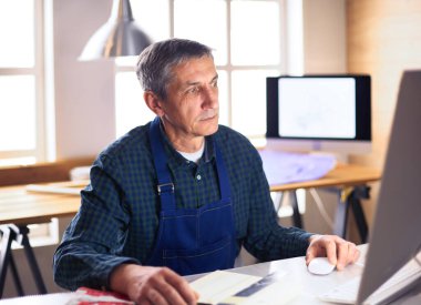 Ofisteki çizim masasında çalışan mimar