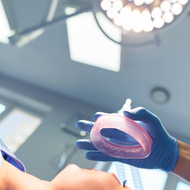 Ameliyathanede çalışan bir cerrah.