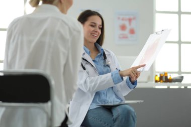 Doktor ve hasta masada otururken bir şey tartışıyorlar. İlaç ve sağlık hizmetleri kavramı