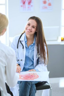 Doktor ve hasta masada otururken bir şey tartışıyorlar. İlaç ve sağlık hizmetleri kavramı