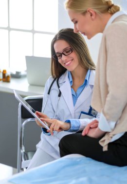 Doktor ve hasta masada otururken bir şey tartışıyorlar. İlaç ve sağlık hizmetleri kavramı