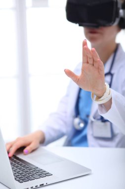 Doktor kadın göz muayenesi sırasında phoropter 'dan bakıyor. Doktor kadın.