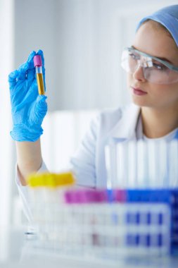 Laboratuvar asistanı bir kan örneğini analiz ediyor.