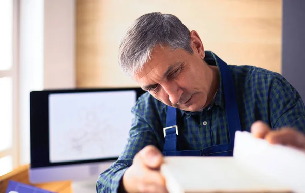 Architect werkt aan tekentafel in kantoor — Stockfoto