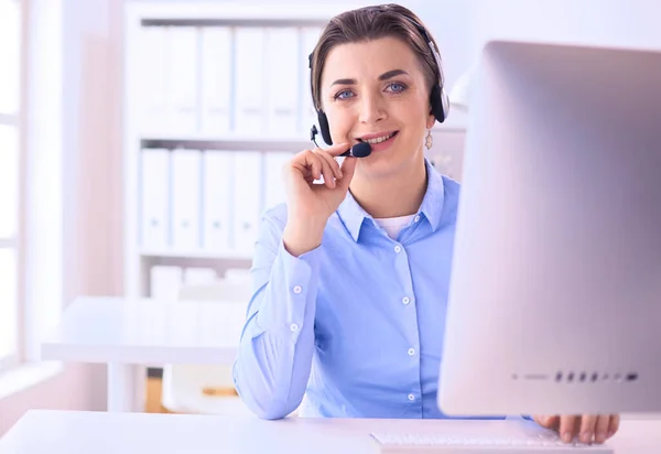 Ernsthafte hübsche junge Frau arbeitet als Telefonistin mit Headset im Büro — Stockfoto