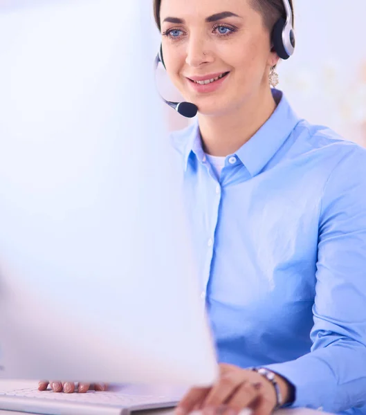 Sérieux jolie jeune femme travaillant comme opérateur de téléphone de soutien avec casque dans le bureau — Photo