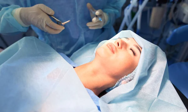 Male surgeon on background in operation room — Stock Photo, Image